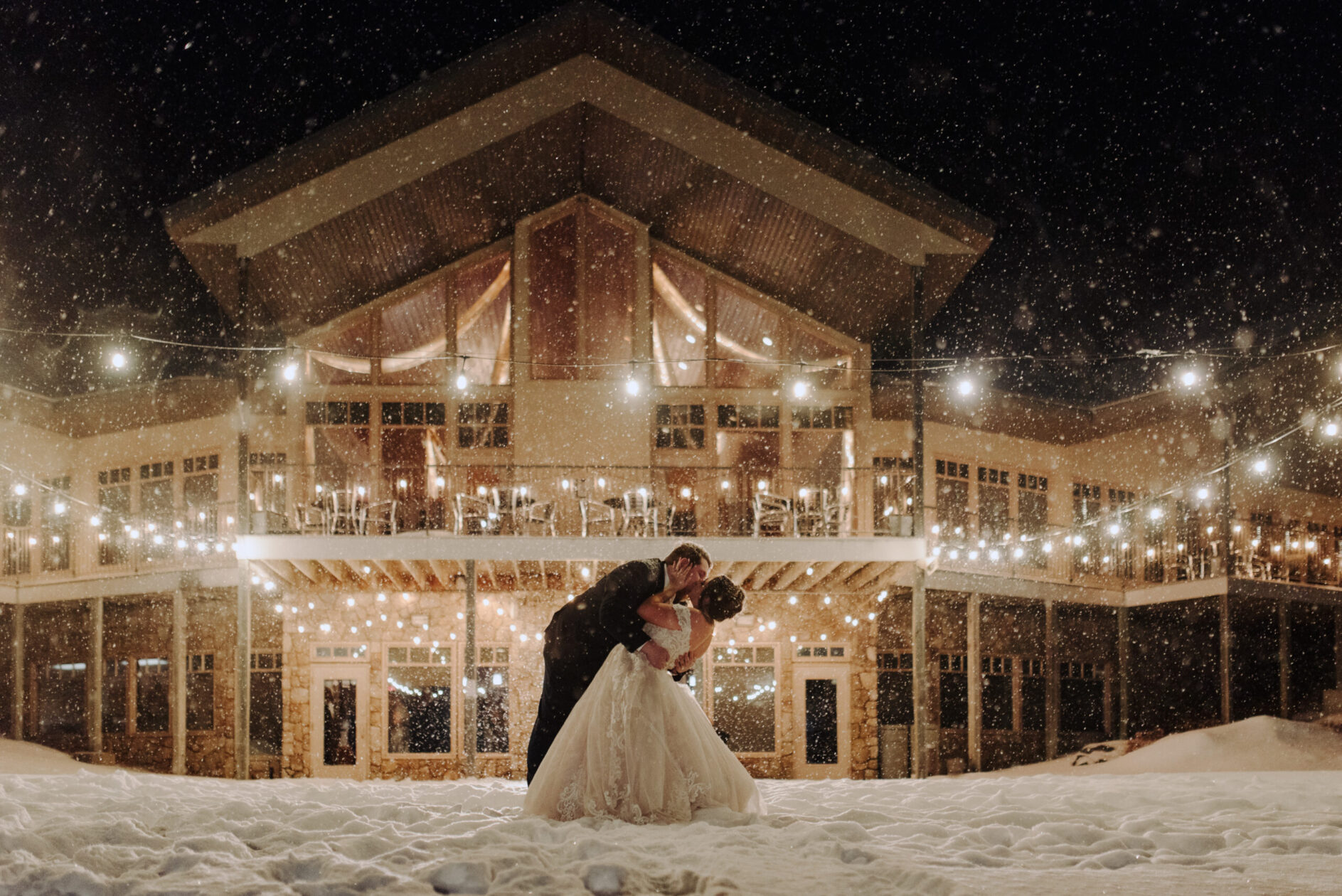 winter wedding kiss